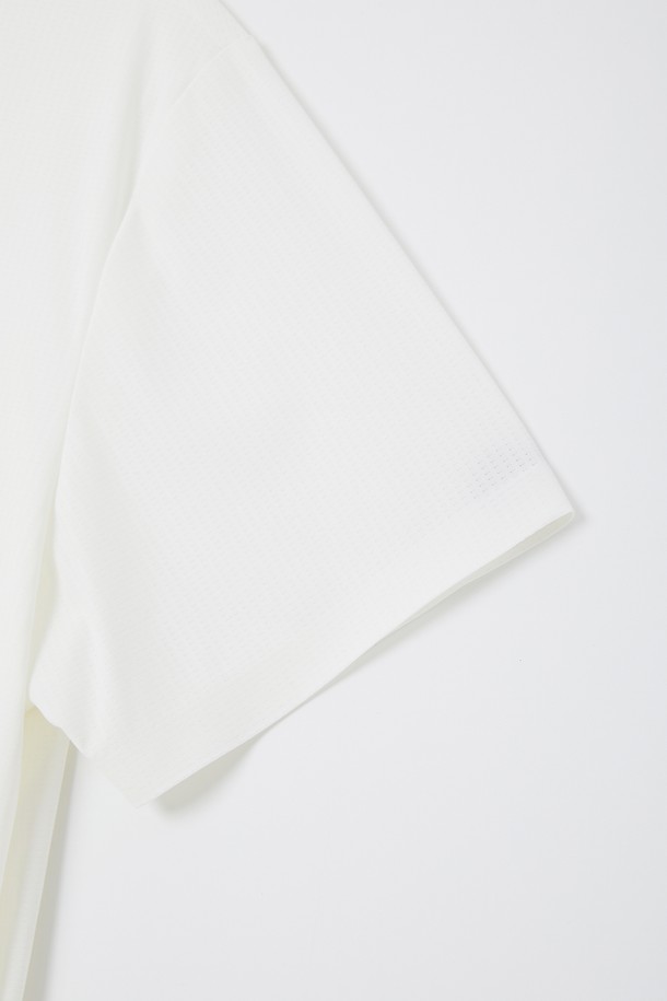 데일리앤 골프 퀵드라이 스판 카라 반팔티 CSTEE116는 골프, 일상, 야외활동 등 다용도로 활용 가능한 공용 상의입니다. 화이트와 네이비 두 가지 색상으로 출시되었으며, 봄, 여름, 가을, 겨울 사계절 모두 착용 가능합니다. 땀을 빠르게 흡수하고 건조시키는 속건 기능과 냉감 기능이 적용되었으며, 베이직핏의 무지 디자인에 리플렉티브 디테일로 포인트를 더했습니다.
