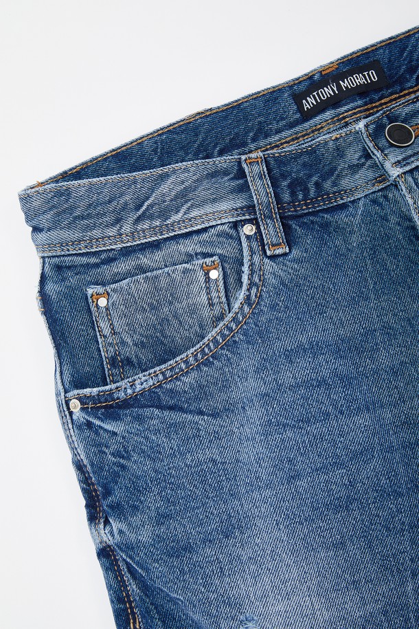 데미지 포인트 청 반바지 CSPT109는 여름철 캐주얼 스타일을 완성하는 슬림핏 반바지입니다. 면과 데님 소재로 제작되어 내구성이 뛰어나며, 워싱 및 데미지 디테일이 돋보입니다. 금속 리벳 장식, 허리 가죽패치 스티치, 버튼형 여밈으로 포인트를 더했으며, 지퍼 수선이 가능합니다.
