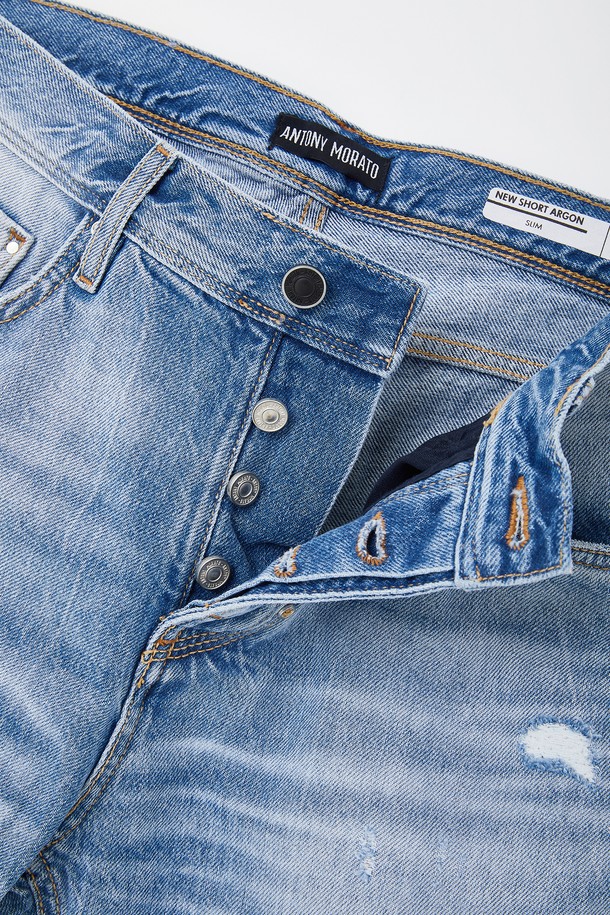 라이트 블루 컬러의 디스트로이드 디테일이 돋보이는 캐주얼 청반바지입니다. 데님과 면 혼방 소재로 제작되어 편안한 착용감을 선사하며, 조거핏 디자인으로 활동성을 높였습니다. 금속 리벳, 허리 가죽 패치, 디스트로이드 디테일 부분 안쪽 이중덧댐, 버튼형 디자인으로 포인트를 더한 여름철 필수 아이템입니다.
