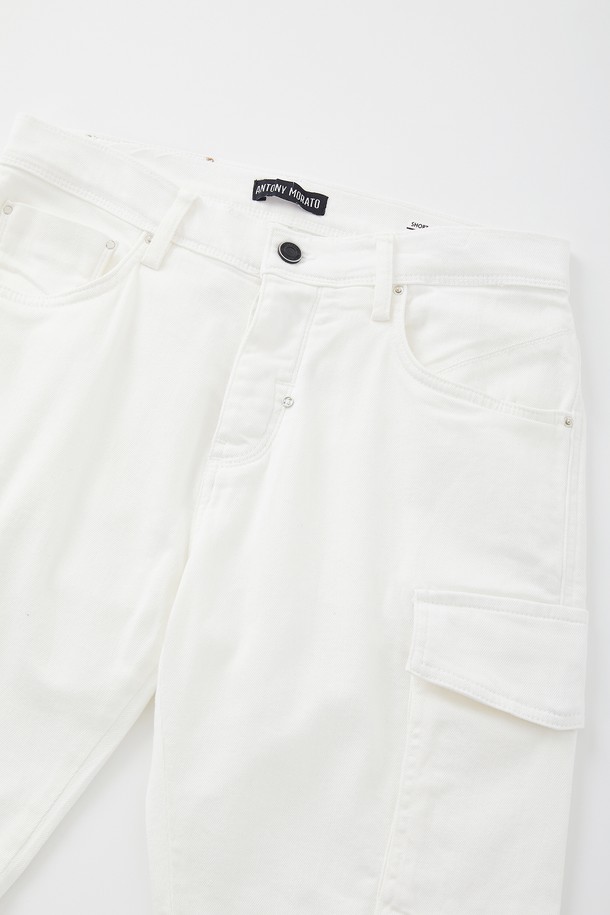 워크 스판 카고 반바지 CSPT111는 여름철 캐주얼 스타일을 완성하는 데 적합한 반바지입니다. 부드러운 촉감의 면, 폴리우레탄 혼방 소재로 제작되어 편안한 착용감을 제공하며, 신축성이 뛰어나 활동성을 높였습니다. 와이드 핏과 루즈핏 디자인으로 편안함을 강조하고, 카고 포켓 디테일로 실용성을 더했습니다. 화이트, 올리브 두 가지 색상으로 출시되었으며, 히든 포켓, 포켓 금속 리벳, 뒷면 허리 가죽 패치 등의 특징으로 미니멀하면서도 워크웨어 무드를 연출합니다. 동네 마실룩, 여행룩, 휴가룩 등 다양한 TPO에 활용하기 좋습니다.
