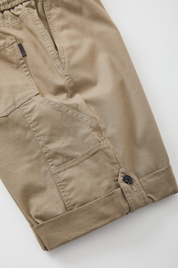 카펜터 워크 밴딩 하프 팬츠 CSPT112는 면과 폴리우레탄 혼방 소재로 제작되어 사계절 내내 편안하게 착용할 수 있는 하프 기장의 바지입니다. 블랙, 브라운 두 가지 색상으로 제공되며, 밴딩 처리와 레귤러핏으로 편안한 착용감을 선사하며, 캐주얼한 스타일 연출에 용이합니다. 클립 버튼 디테일과 카펜터 디테일 디자인, 실용적인 디자인으로 데일리룩에 활용하기 좋습니다.
