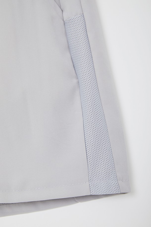 **스포츠 매쉬 밴딩 반바지 CSPT117**는 여름철 운동 및 일상에서 편안하게 착용할 수 있도록 디자인된 공용 반바지입니다. 블랙과 라이트 그레이 두 가지 색상으로 출시되었으며, 폴리에스터와 폴리우레탄 혼방 소재로 제작되어 가볍고 신축성 있는 착용감을 제공합니다. 레귤러 핏에 통기성을 높여주는 매쉬 소재와 사이드 매쉬 패널 디테일, 밴딩 처리로 활동성을 높였습니다.
