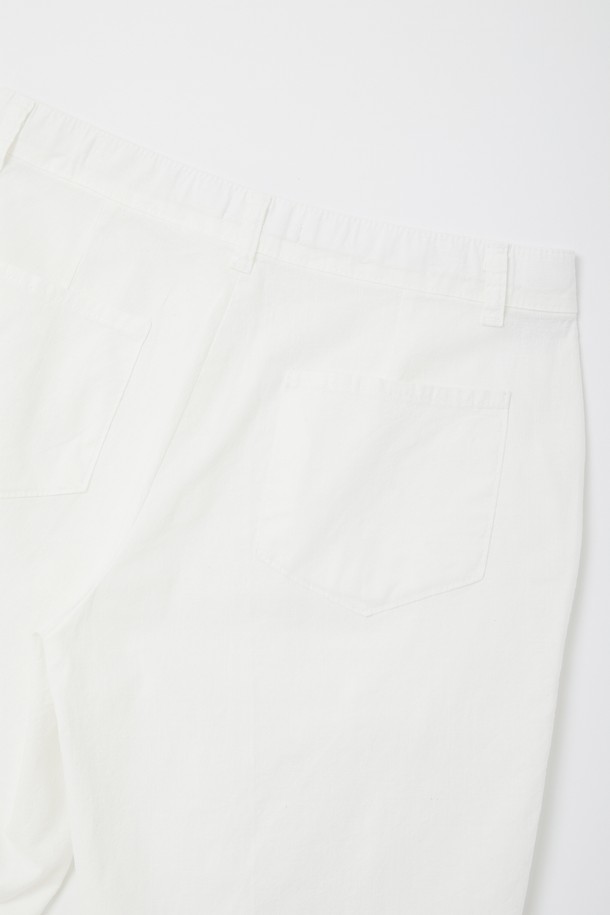 시원하고 편안한 여름을 위한 '솔리드 린넨 원턱 반바지 CSPT118'입니다. 얇은 두께의 린넨 소재로 제작되어 통기성이 뛰어나며, 베이직한 디자인과 화이트 컬러로 어떤 상의에도 잘 어울립니다. 허리 부분에 원턱 디테일을 더해 활동성을 높이고 편안한 착용감을 선사합니다.
