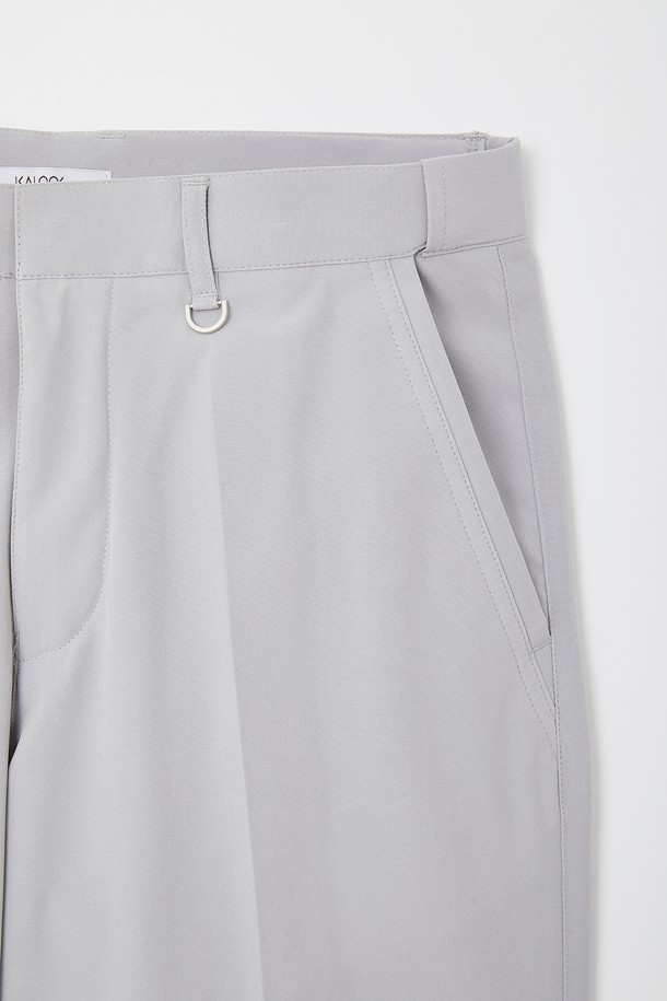 **솔리드 스판 슬랙스 반바지 CSPT119**는 여름철 남성 패션을 위한 필수 아이템입니다. 블루, 네이비, 그레이 세 가지 색상으로 출시되었으며, 일상복은 물론 골프를 즐길 때에도 활용할 수 있습니다. 폴리에스터와 스판덱스 혼방 소재로 제작되어 편안한 착용감을 제공하며, 허리 히든 밴딩과 일자핏 디자인으로 활동성을 높였습니다.
