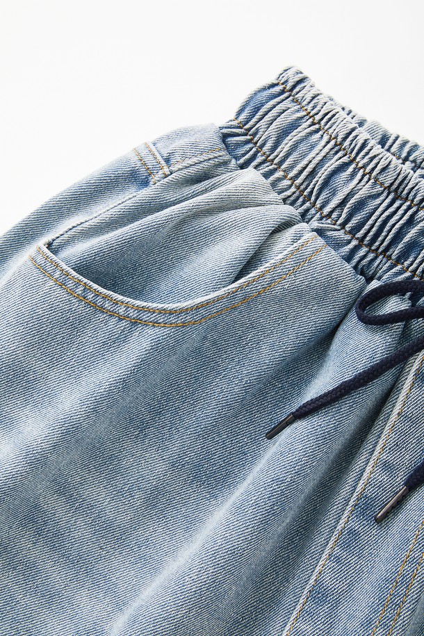 블루와 블랙 색상으로 출시된 와이드 카펜터 데님 하프 팬츠 CSPT120입니다. 면 소재로 제작되어 사계절 내내 편안하게 착용 가능하며, 캐주얼한 스타일을 연출하기 좋습니다. 5부보다 살짝 긴 하프 기장에 카펜터 포켓 디테일, 위싱 가공, 튼튼한 내구성이 특징인 와이드핏 데님 팬츠입니다.
