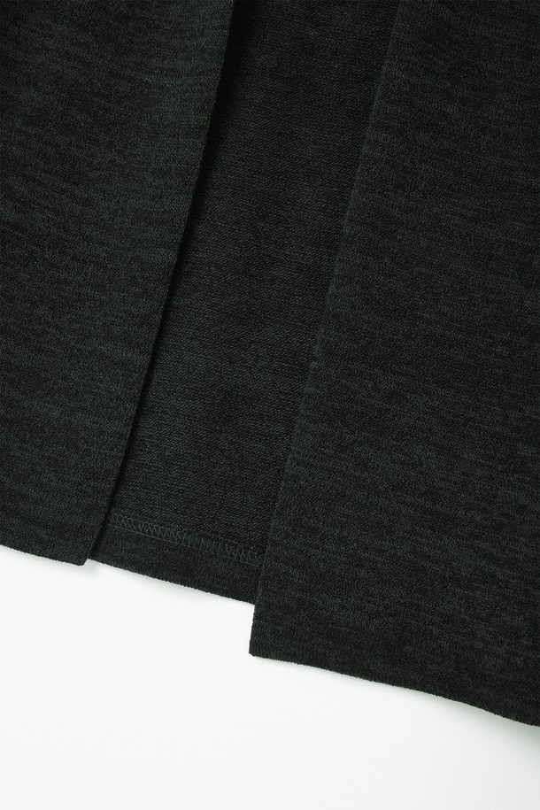 **봄가을 미들 숄 가디건 CKA101A**

부드러운 촉감과 신축성 있는 소재감의 여성용 봄, 가을 가디건입니다. 미들 기장으로 캐주얼하고 베이직한 스타일을 연출하며, 숄 디자인과 오픈형 여밈 방식으로 편안하게 착용할 수 있습니다. 블랙, 다크 그린 두 가지 색상으로 출시되어 데이트룩, 카페룩 등 다양한 TPO에 활용하기 좋습니다. 폴리에스터, 레이온, 스판 혼방으로 제작되어 편안함과 활동성을 동시에 잡았습니다. 미니멀, 클래식 스타일을 선호하는 분들께 추천합니다.
