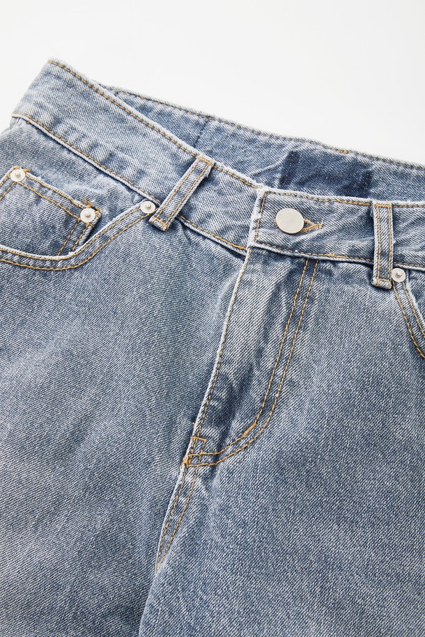 레귤러 핏으로 편안하게 떨어지는 CJN109 워싱 데님 팬츠입니다. 봄, 여름, 가을 시즌에 활용하기 좋은 면 소재의 긴 기장 데님 팬츠로, 베이직한 디자인에 워싱 디테일이 더해져 빈티지한 멋을 선사합니다. 지퍼와 버튼으로 여밈을 처리하여 간편하게 착용할 수 있습니다.
