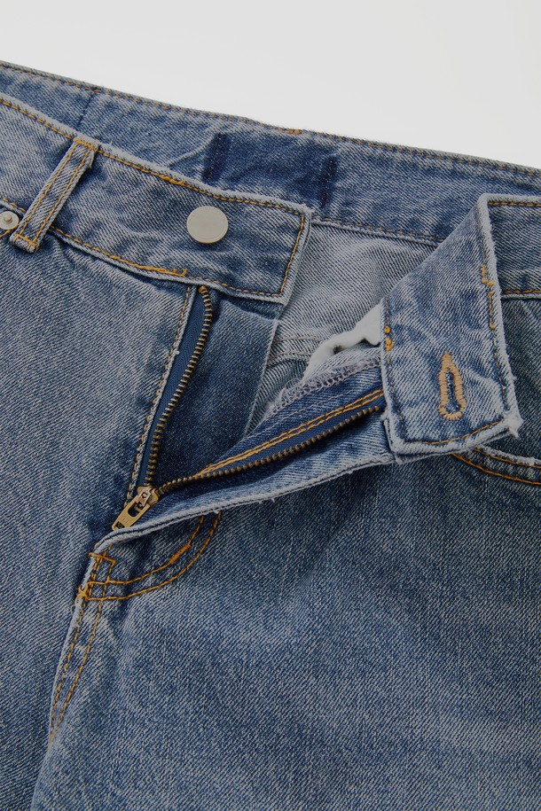 레귤러핏 워싱 데님 팬츠 CJN108는 데일리 및 캐주얼 스타일을 위한 다크블루 컬러의 데님 팬츠입니다. 봄, 여름, 가을 계절에 적합하며, 레귤러핏으로 편안한 착용감을 제공합니다. 면 소재에 워싱 및 빈티지 패턴이 특징이며, 지퍼형 클로징과 허리 가죽패치 디테일로 디자인되었습니다. 동네 마실룩, 쇼핑룩 등 다양한 TPO에 활용 가능하며, 캐주얼, 클래식, 미니멀 스타일 연출에 용이합니다.
