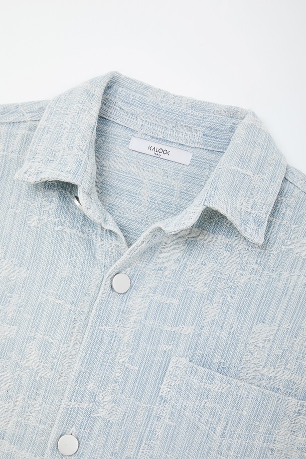 봄, 가을 간절기에 활용하기 좋은 캐주얼 자켓형 청남방입니다. 라이트블루 컬러의 면 소재로 제작되었으며, 데일리룩에 편안하게 매치할 수 있습니다. 베이직핏에 스티치 패턴이 들어가 심플하면서도 멋스러운 포인트를 주며, 셔츠와 자켓 스타일을 모두 연출할 수 있는 실용적인 디자인입니다. 가슴 포켓과 소매 버튼 디테일, 버튼 클로저 타입으로 완성도를 높였습니다.
