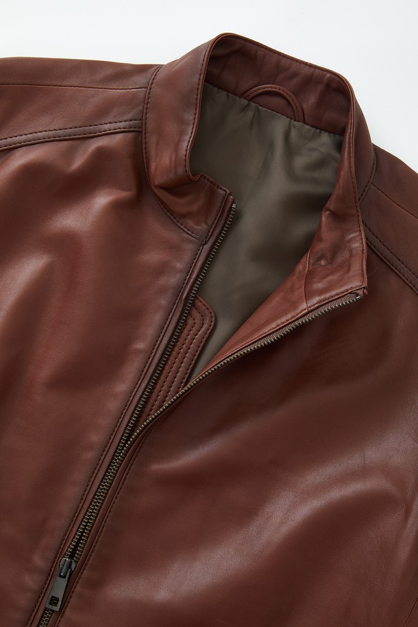 워싱 라이트 양가죽 점퍼 CLJP110는 빈티지 및 베이직 스타일을 선호하는 고객을 위한 아우터입니다. 부드러운 양가죽 소재에 오일 브러쉬 가공을 더해 은은한 광택과 자연스러운 멋을 연출합니다. 와인 색상으로 출시되었으며, 봄, 여름, 가을, 겨울 사계절 모두 활용 가능한 실용적인 아이템입니다. 하든 타입 지퍼 포켓과 소매 스냅 버튼 디테일로 포인트를 주었으며, 베이직 핏으로 편안한 착용감을 제공합니다. 데이트룩, 겨울 데일리룩 등 다양한 TPO에 클래식, 미니멀, 캐주얼 스타일로 연출하기 좋습니다.
