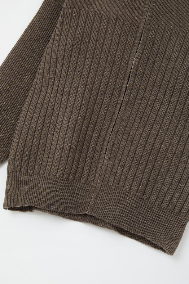 루즈핏 헤비 집업 가디건 CKA102는 남성 고객을 위한 상의 카테고리의 니트/스웨터 제품입니다. 부드러운 촉감과 신축성을 갖춘 아크릴, 폴리에스터, 폴리아미드 혼방 소재로 제작되었으며, 두꺼운 두께감과 긴 소매 기장으로 봄, 가을, 겨울 시즌에 착용하기 좋습니다. 베이직한 스타일의 골지 패턴 하이넥 디자인에 집업 여밈 방식을 적용하여 간편하게 착용할 수 있으며, 시보리 디테일로 포인트를 더했습니다. 라이트카키, 브라운, 블랙 세 가지 색상으로 출시되어, 겨울 데일리룩, 집콕룩, 산책룩 등 다양한 TPO에 미니멀, 클래식, 캐주얼 스타일로 연출하기 좋습니다.
