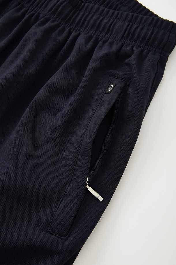 **봄/가을/겨울 라이프앤스포츠 스판 팬츠 CPT147**는 스포츠 활동에 최적화된 슬림핏 팬츠입니다. 블랙, 네이비 두 가지 색상으로 출시되었으며, 허리 조절 스트랩과 지퍼형 사선 포켓이 특징입니다. 구김감이 덜한 스판 원단을 사용하여 스포티하면서도 미니멀한 스타일을 연출하며, 밴딩 처리로 편안한 착용감을 제공합니다.
