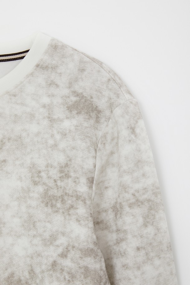 다잉 맨투맨 긴팔 티셔츠 CTEE114는 그레이, 카키, 블랙 3가지 색상으로 출시되어 봄, 가을에 활용하기 좋은 베이직 스타일의 맨투맨입니다. 레이온, 폴리에스터, 폴리우레탄 혼방 소재로 제작되어 신축성이 뛰어나 편안한 착용감을 제공하며, 소매와 밑단 시보리 마감으로 활동성을 더했습니다. 동네 마실룩, 집콕룩 등 캐주얼하고 미니멀한 스타일을 연출하기에 적합한 아이템입니다.
