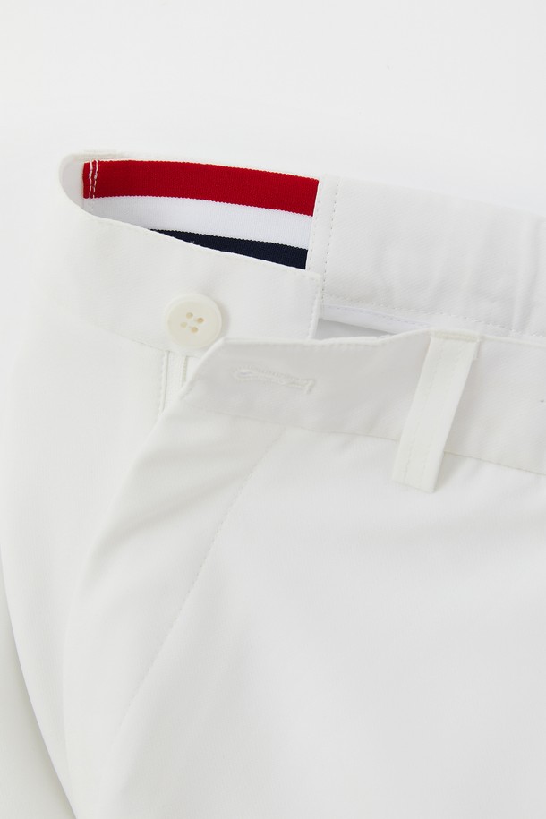 봄, 가을에 적합한 남녀 공용 카고 조거 팬츠입니다. 부드러운 촉감의 폴리에스터, 폴리우레탄 혼방 소재로 제작되었으며, 얇은 두께감으로 편안한 착용감을 제공합니다. 허리 부분에는 히든 밴딩 처리가 되어 있어 활동성을 높였으며, 스포티한 스타일을 연출하기 좋습니다. 블랙, 그레이, 아이보리 세 가지 색상으로 출시되었으며, 카고 디자인과 사선 포켓 디테일이 특징입니다. 일상생활 및 야외 활동 시에 활용하기 좋은 실용적인 아이템입니다.
