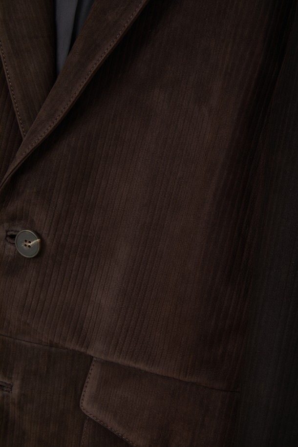 세련된 남성미를 더하는 양가죽 스트라이프 패턴 자켓 CLJP113입니다. 부드러운 촉감의 양가죽 소재와 중간 두께감으로 봄, 가을 시즌에 적합하며, 베이직한 디자인과 스트라이프 패턴이 세련된 스타일을 연출합니다. 버튼 여밈 방식의 레귤러 기장 블레이저 타입으로, 안쪽 주머니와 뒤트임 디테일, 캠스웨이드 가죽원단, 안감 폴리에스터 100%를 사용하여 실용성과 고급스러움을 더했습니다. 데이트룩, 비즈니스 캐주얼 등 다양한 TPO에 활용 가능하며, 클래식, 미니멀, 캐주얼 스타일을 즐겨 입는 남성에게 추천합니다. 브라운 컬러의 베이직핏으로, 어떤 옷에도 매치하기 용이합니다.
