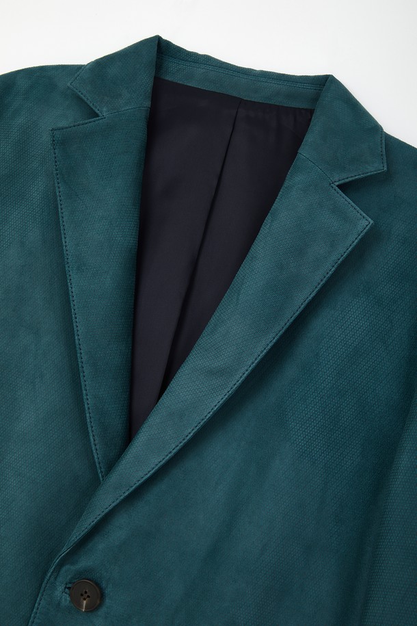 세련된 남성 스타일을 완성하는 양가죽 도트 패턴 재킷 CLJP114입니다. 부드러운 촉감의 양가죽으로 제작되어 고급스러운 착용감을 선사하며, 두꺼운 두께감으로 따뜻함을 더합니다. 클래식과 모던 스타일을 아우르는 디자인에 도트 패턴 디테일을 더해 개성 있는 포인트를 주었습니다. 봄, 가을 시즌에 이상적이며, 데이트룩, 모임룩, 비즈니스 캐주얼 등 다양한 TPO에 활용 가능합니다. 레귤러핏과 긴 소매 기장, 버튼 여밈 방식으로 편안함과 스타일리시함을 동시에 만족시키는 아이템입니다.
