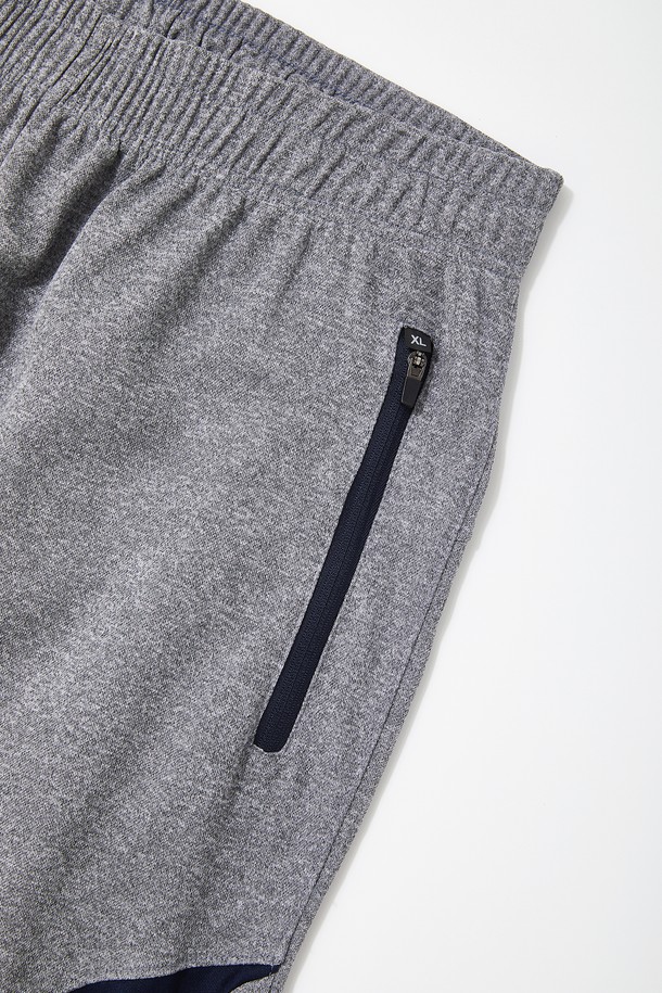 배색 포인트 7부 밴딩 스포츠 팬츠 CSPT122는 스포츠 활동과 일상 착용에 적합한 트레이닝핏 7부 바지입니다. 차콜, 그레이 두 가지 색상으로 제공되며, 신축성 좋은 폴리에스테르 소재로 제작되어 편안한 착용감을 선사합니다. 허리 조절 스트링과 지퍼 포켓, 배색 포인트 디테일이 특징이며, 스포티, 캐주얼, 미니멀 스타일을 연출할 수 있습니다. 피트니스룩, 러닝룩, 산책룩 등 다양한 TPO에 활용하여 활동적인 스타일을 완성해보세요. 밴딩 처리로 편안함을 더하여 활동성과 스타일을 동시에 잡았습니다.
