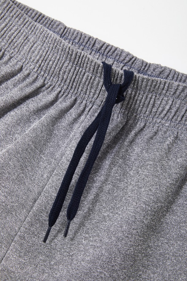 7부 밴딩 스판 스포츠 팬츠 CSPT123은 스포츠 활동과 트레이닝에 적합한 남녀 공용 7부 스포츠 팬츠입니다. 차콜과 그레이 두 가지 색상으로 출시되었으며, 봄, 여름, 가을 계절에 착용하기 좋습니다. 부드러운 촉감의 폴리에스터 소재로 제작되었으며, 편안한 핏과 신축성으로 활동성을 높였습니다. 허리 조절 스트랩과 지퍼 포켓 디테일이 더해져 스포티하고 캐주얼한 스타일을 완성합니다. 
