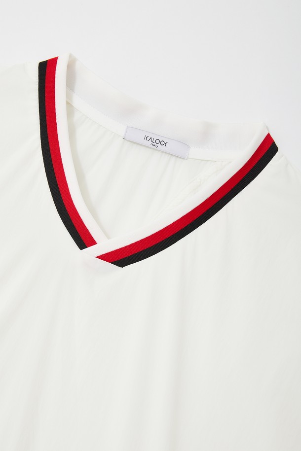 경량 바람막이 브이넥 맨투맨 CTEE115는 남성용 상의로, 봄, 가을 시즌에 적합한 베이직핏 맨투맨입니다. 나일론과 폴리우레탄 혼방 소재로 제작되어 가볍고 신축성 있는 착용감을 제공하며, 데일리웨어, 일상 활동, 스포츠 활동, 골프 등 다양한 용도로 활용할 수 있습니다. 스타일은 스포티하고 심플하며, 블랙, 레드, 아이보리 세 가지 색상으로 출시되었습니다. 브이넥 디자인과 긴소매, 그리고 뒷면 플랩 포켓 디테일과 시보리 마감으로 실용성과 디자인을 모두 갖춘 제품입니다. 골프룩이나 산책룩으로 활용하기 좋습니다.
