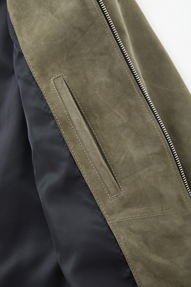 네이비, 브라운, 카키 3가지 색상으로 출시된 남성용 멀티컬러 카라넥 양가죽 집업 점퍼 CLJP117입니다. 부드러운 양가죽 소재로 제작되어 촉감이 뛰어나며, 봄, 가을철 데이트룩과 가을 나들이룩에 잘 어울립니다. 베이직핏에 캐주얼하고 클래식한 스타일을 더해 일상에서도 세련된 멋을 연출할 수 있습니다. 심플한 디자인에 카라넥, 히든 타입 포켓, 안쪽 주머니 디테일을 더해 실용성을 높였습니다. 중간 두께감으로 간절기 날씨에 적합하며 방수 기능까지 갖추고 있습니다.
