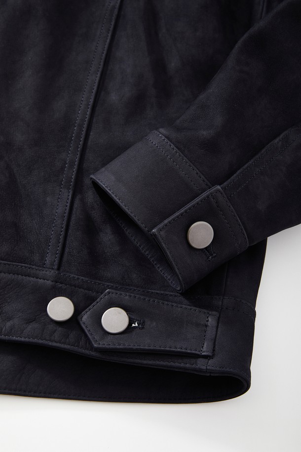 네이비와 다크블루 컬러로 만나볼 수 있는 염소가죽 스웨이드 트러커 재킷 CLJP118입니다. 부드러운 촉감의 염소가죽 스웨이드 소재로 제작되어 봄, 가을에 착용하기 좋습니다. 무지 디자인에 레귤러 핏, 레귤러 기장으로 캐주얼 및 클래식 스타일을 연출할 수 있습니다. 데이트룩, 모임룩, 비즈니스 캐주얼 등 다양한 TPO에 활용 가능하며, 버튼 플랩 포켓 디테일이 돋보입니다. 긴 소매 기장의 트러커 자켓으로 미니멀한 스타일을 완성해보세요.
