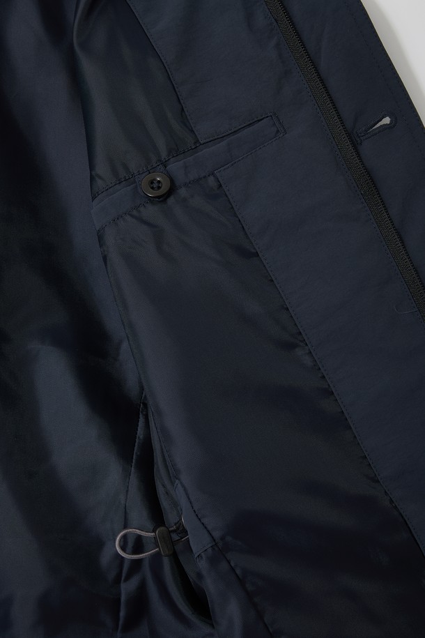 **봄/가을 히든 집업 바람막이 재킷 CJP135**

가을 나들이룩을 위한 베이직핏 바람막이 재킷입니다. 네이비, 블루, 차콜 세 가지 색상으로 출시되었으며, 얇고 가벼운 나일론, 면, 폴리에스테르 혼방 소재로 제작되어 봄, 가을 간절기에 적합합니다. 안감과 히든 집업 디테일, 가슴 플랩 포켓, 안쪽 주머니를 더해 실용성을 높였습니다. 캐주얼, 미니멀, 클래식 스타일을 즐기는 분들께 추천합니다. 긴 소매와 무지 디자인으로 어떤 옷에도 쉽게 매치할 수 있습니다.
