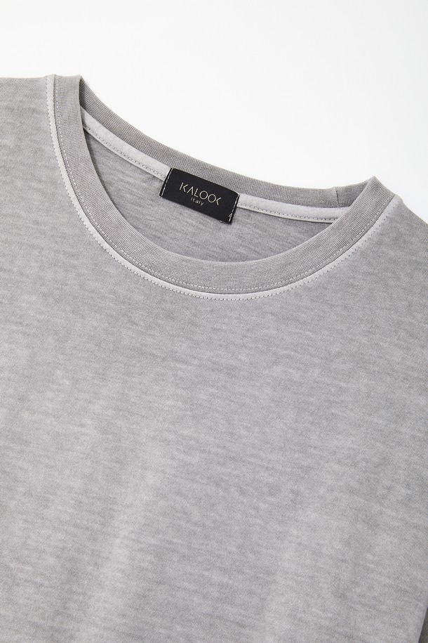 멀티컬러 피그먼트 긴팔 티셔츠 CTEE116는 베이직한 스타일의 긴팔 티셔츠입니다. 부드러운 면 소재로 제작되어 은은한 촉감을 선사하며, 봄, 가을 계절에 적합합니다. 라운드넥 디자인에 베이직핏으로, 일상복으로 편안하게 착용할 수 있습니다. 그레이, 차콜, 카키, 브라운 4가지의 다채로운 컬러로 출시되어 다양한 스타일 연출이 가능하며, 단독 또는 이너로 활용하여 활용도를 높일 수 있습니다. 피그먼트 워싱 처리로 자연스러운 무드를 더했습니다.
