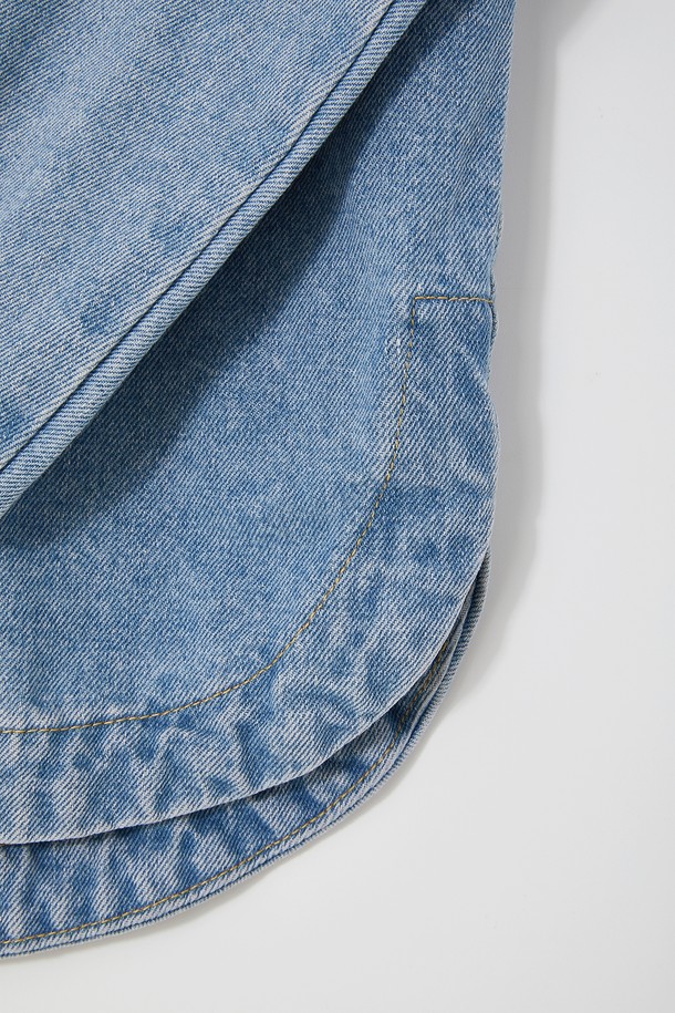 루즈핏 탈부착 후드 데님 셔츠 CSH104는 캐주얼하고 미니멀한 스타일을 연출하기 좋은 상의입니다. 블루, 라이트 블루, 블랙 세 가지 색상으로 출시되었으며, 봄, 여름, 가을, 겨울 사계절 내내 활용할 수 있습니다. 넉넉한 오버핏 루즈핏으로 편안한 착용감을 선사하며, 탈부착 가능한 후드로 다양한 스타일을 연출할 수 있습니다. 면 소재의 데님 원단으로 제작되어 내구성이 뛰어나며, 무지 디자인으로 어떤 스타일에도 쉽게 매치할 수 있습니다. 긴 소매 기장과 두꺼운 두께로 제작되어 간절기나 겨울철에 따뜻하게 입을 수 있습니다.
