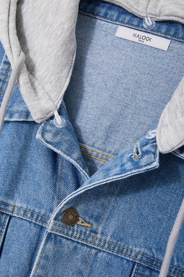 세련된 남성 캐주얼 스타일을 완성하는 봄/가을 탈부착 후드 데님 재킷 CJP136입니다. 부드러운 데님 소재로 제작되어 편안한 착용감을 선사하며, 레귤러 핏으로 어떤 스타일에도 잘 어울립니다. 연청 컬러와 무지 디자인으로 미니멀하면서도 세련된 분위기를 연출합니다. 탈부착 가능한 후드는 다양한 스타일을 연출할 수 있도록 도와주며, 버튼 여밈 방식과 긴 소매 기장으로 실용성을 더했습니다. 일상 속에서 편안하게 즐겨 입을 수 있는 데님 재킷으로, 봄, 가을 시즌 활용도가 높습니다.
