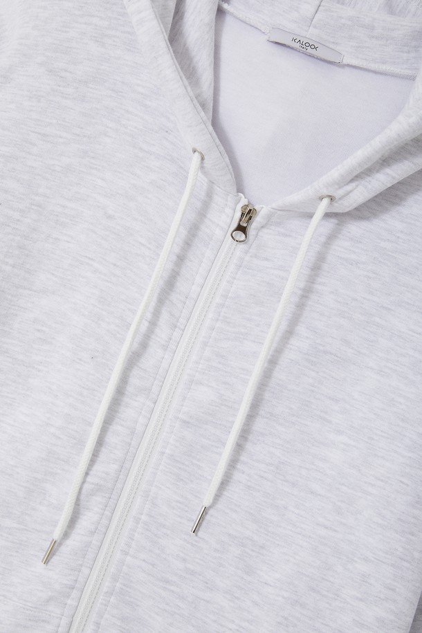 빅사이즈 트레이닝 후드 집업 CTEE118는 남성용 후드 집업으로, 베이직하고 캐주얼한 스타일을 연출합니다. 봄, 가을에 적합하며, 라이트 그레이, 블랙, 그레이 세 가지 색상으로 출시되었습니다. 면과 아크릴 혼방 소재로 제작되어 편안함을 제공하며, 레귤러 기장에 긴 소매, 후드 디자인이 특징입니다. 전면 캥거루 포켓과 와이드 숄더 디자인으로 실용성을 더했으며, 집콕룩이나 동네 마실룩으로 활용하기 좋습니다.
