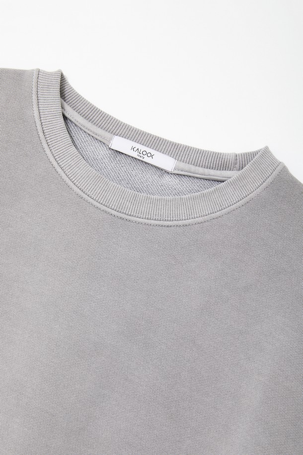 **멀티컬러 피그먼트 맨투맨 티셔츠 CTEE117**는 베이직한 스타일의 공용 맨투맨 티셔츠입니다. 부드러운 면 소재에 피그먼트 워싱 처리하여 은은한 촉감을 선사하며, 사계절 활용 가능한 두께감으로 봄, 가을에는 단독으로, 겨울에는 이너로 착용하기 좋습니다. 그레이, 차콜, 카키, 브라운 4가지 색상으로 출시되어 다양한 데일리룩에 매치하기 용이합니다. 기본 핏과 라운드넥 디자인으로 편안하게 집콕룩, 캐주얼, 미니멀, 클래식 스타일을 연출할 수 있습니다. 신축성이 있어 활동성 또한 보장합니다.
