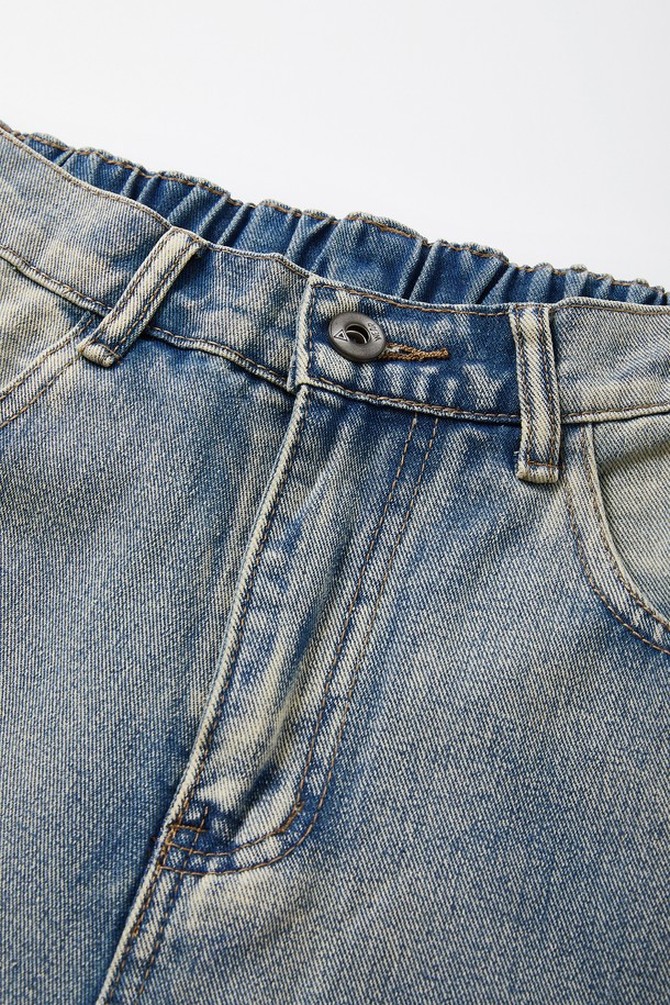 와이드핏 워싱 절개 데님 팬츠 CJN110은 캐주얼, 미니멀, 시크 스타일을 즐기는 분들을 위한 데님 팬츠입니다. 블루와 블랙 두 가지 색상으로 출시되었으며, 일상에서 편안하게 착용하기 좋습니다. 허리 뒷면 밴딩으로 편안한 착용감을 제공하며, 사선 절개 패턴과 은은한 워싱 처리가 돋보입니다. 특히 이중 포켓 디자인으로 실용성을 더했으며, 동네 마실룩이나 쇼핑룩에 잘 어울리는 아이템입니다.
