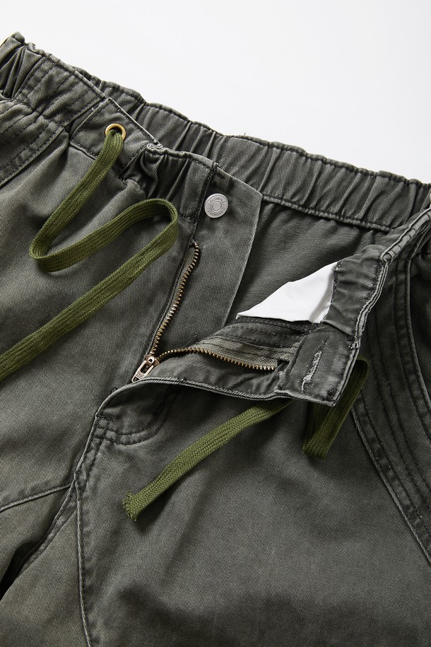 루즈핏 워싱 카고 밴딩 팬츠 CPT154는 캐주얼, 밀리터리 스타일을 즐기는 남성을 위한 반바지입니다. 봄, 여름, 가을 계절에 적합하며, 여행룩, 캠핑룩, 미니멀, 워크웨어 스타일 연출에 활용할 수 있습니다. 카키, 올리브 두 가지 색상으로 출시되었으며, 얇은 두께의 면 소재로 제작되어 편안한 착용감을 제공합니다. 워싱 가공, 카고 포켓, 드로우스트링 디테일이 돋보이는 루즈핏 반바지로, 일상 또는 캐주얼한 활동에 활용하기 좋습니다. 밴딩 처리로 편안함을 더했습니다.
