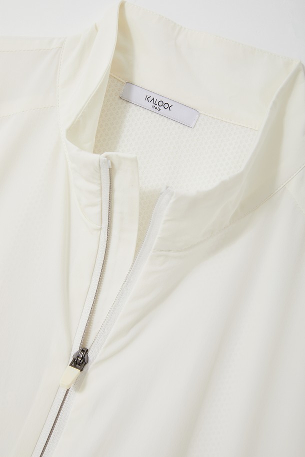 골프앤데일리 바람막이 집업 점퍼 CJP140은 봄, 여름, 가을 시즌에 활용하기 좋은 공용 바람막이입니다. 화이트와 아이보리 두 가지 색상으로 출시되었으며, 스포티하고 캐주얼한 스타일을 연출합니다. 가볍고 부드러운 나일론 소재로 제작되어 편안한 착용감을 제공하며, 얇은 두께로 활동성을 높였습니다. 소매 라인 디테일과 집업 여밈 방식으로 디자인되었으며, 방풍 기능과 경량성을 갖춰 골프룩 및 일상복으로 활용하기 좋습니다. 레귤러핏으로 제작되어 편안한 착용감을 선사합니다.
