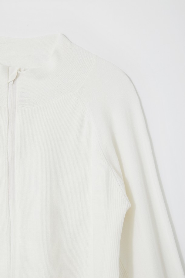 골프앤데일리 미들넥 니트 집업 CJP141는 스포티함과 캐주얼함을 동시에 즐길 수 있는 공용 집업입니다. 부드러운 촉감의 니트 소재로 제작되어 봄, 가을 간절기에 착용하기 좋으며, 하프넥 디자인이 특징입니다. 레귤러핏으로 편안하게 착용 가능하며, 일상복뿐만 아니라 골프웨어로도 활용할 수 있습니다. 무지 디자인에 화이트 컬러로 미니멀한 스타일을 연출합니다. 긴 소매와 크롭 기장으로 활동성을 더했습니다.
