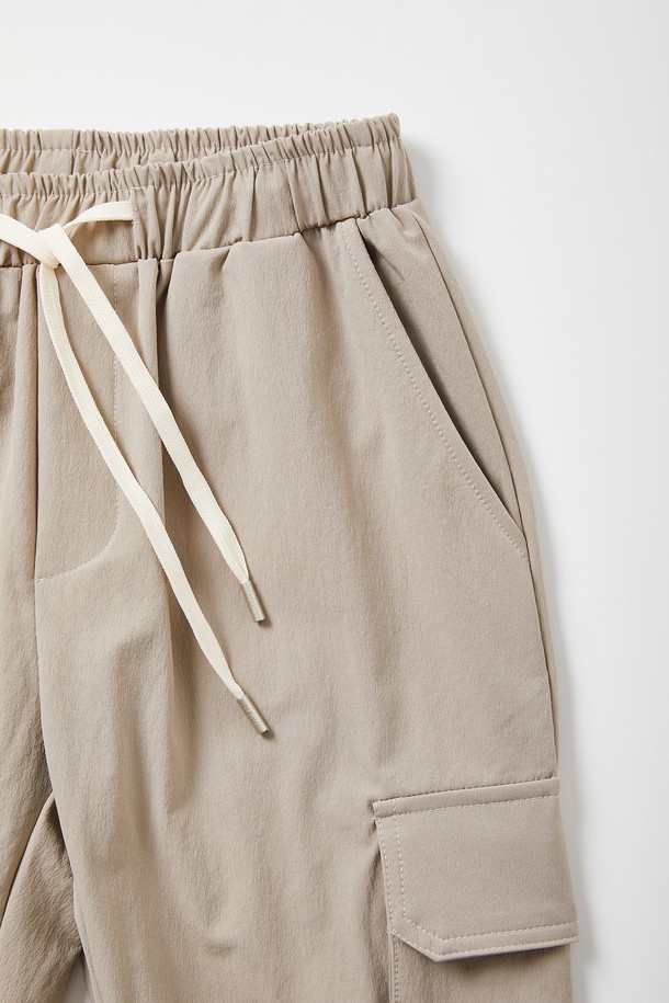 사방 스판 소재로 편안한 착용감을 선사하는 밴딩 카고 조거 팬츠 CPT155입니다. 부드러운 촉감의 면과 스판덱스 혼방으로 제작되어 활동성을 높였으며, 릴랙스 핏으로 편안하게 착용 가능합니다. 베이지 컬러에 허리 스트링과 발목 시보리, 사이드 카고 포켓 디테일이 돋보이는 디자인입니다. 일상, 산책, 캠핑 등 다양한 TPO에 캐주얼, 스포티, 미니멀 스타일로 활용하기 좋습니다. 봄, 가을 시즌에 적합한 긴 기장의 조거 팬츠입니다.
