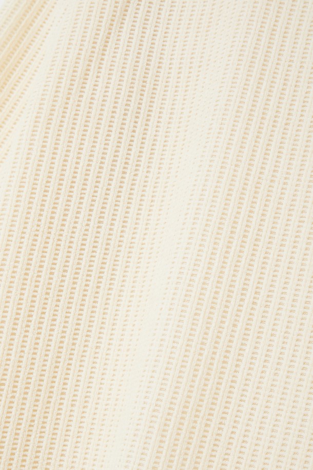 부드러운 벨루아 소재의 라운드넥 긴팔 티셔츠 CTEE121입니다. 포근한 두께감과 부드러운 촉감으로 가을, 겨울철 따뜻하게 착용하기 좋습니다. 베이직한 디자인과 아이보리 컬러로 다양한 스타일 연출이 용이하며, 집콕룩과 산책룩 등 편안한 일상에 잘 어울립니다. 레귤러핏으로 제작되어 편안한 착용감을 선사하며, 캐주얼, 미니멀, 클래식 스타일을 즐겨 입는 분들께 추천합니다. 니트 조직으로 제작되어 높은 보온성을 제공합니다.
