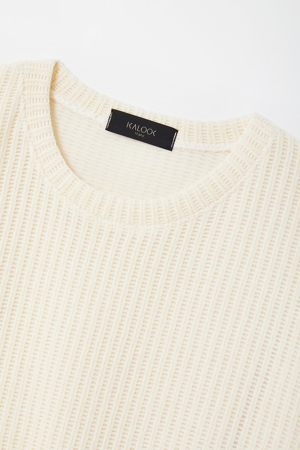 벨루아 오버핏 니트형 맨투맨 CTEE122는 부드러운 촉감의 벨루아 소재로 제작되어 포근함을 선사합니다. 라운드넥 디자인에 무지 패턴으로 베이직하고 캐주얼한 스타일을 연출하며, 넉넉한 오버핏으로 편안한 착용감을 제공합니다. 가을, 겨울 시즌에 어울리는 긴 소매 기장의 두꺼운 두께감으로 보온성을 높였습니다. 집콕룩부터 미니멀한 스타일까지, 다양한 룩에 활용하기 좋은 아이보리, 화이트 컬러의 맨투맨입니다. 니트 형으로 제작되어 더욱 포근하고 부드러운 느낌을 줍니다.
