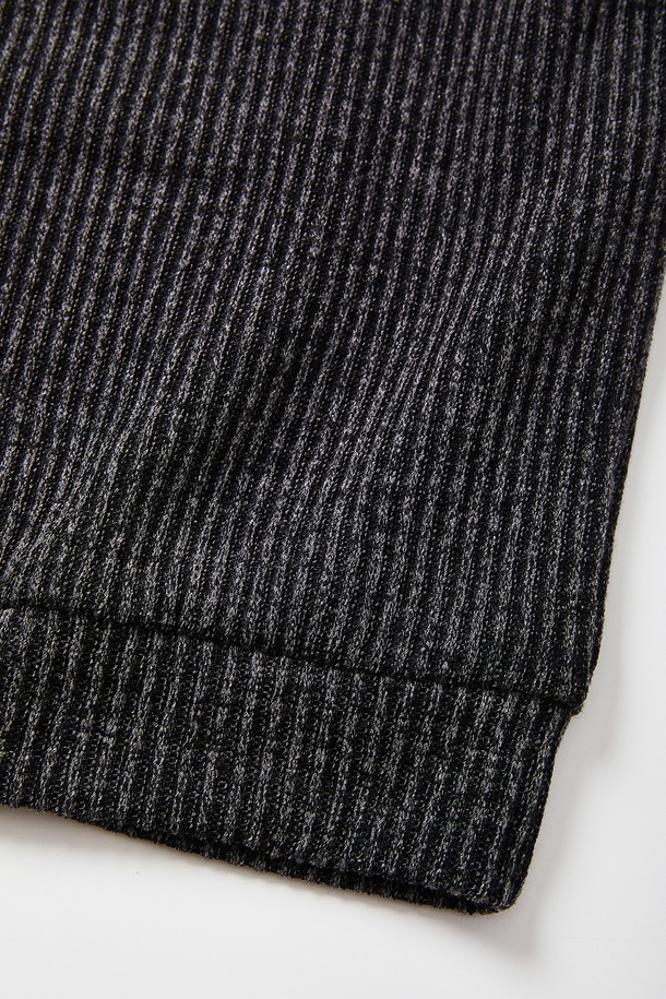 오버핏 빅사이즈 골지 반집업 긴팔티 CTEE123은 차콜그레이 컬러의 면 소재 티셔츠입니다. 가을과 겨울에 어울리는 두꺼운 두께감과 부드러운 촉감이 특징이며, 베이직하고 캐주얼한 스타일을 연출합니다. 오버핏 디자인과 골지 패턴으로 편안하면서도 트렌디한 핏을 제공하며, 반집업 네크라인이 포인트를 더합니다. 캠핑룩, 집콕룩 등 다양한 TPO에 활용 가능한 빅사이즈 긴팔 티셔츠입니다. 캐주얼, 미니멀, 클래식 스타일을 즐기는 분들에게 추천합니다.
