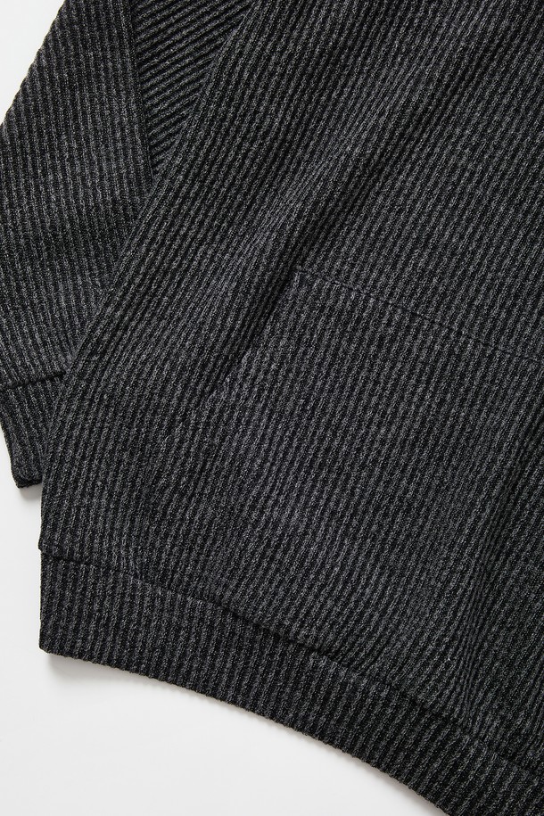 오버핏 빅사이즈 골지 포켓 후드티 CTEE124는 넉넉한 핏과 부드러운 촉감으로 편안함을 선사하는 후드티입니다. 차콜 그레이 색상의 면 소재로 제작되어 가을, 겨울철 데일리룩으로 활용하기 좋습니다. 베이직한 디자인에 골지 패턴이 더해져 캐주얼하면서도 미니멀한 스타일을 연출합니다. 넉넉한 오버핏과 빅사이즈로 편안한 착용감을 제공하며, 포켓 디테일로 실용성을 더했습니다. 집콕룩으로 편안하게 즐기기 좋은 아이템입니다.
