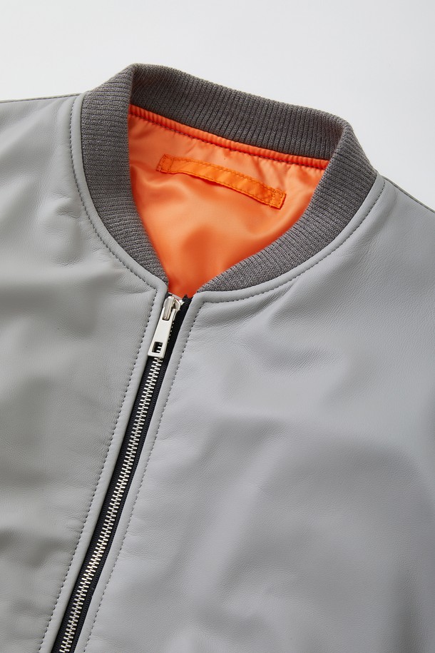 슬리브 포켓 양가죽 항공점퍼 CLJP120은 부드러운 양가죽 소재의 두꺼운 두께감으로 제작되어 봄, 가을 시즌에 착용하기 좋습니다. 캐주얼, 스포티, 미니멀 스타일을 원하는 분들께 추천하며, 여행룩이나 캠핑룩에도 잘 어울립니다. 그레이 컬러의 무지 디자인에 긴 소매와 소매 포켓 디테일이 돋보이며, 집업 스타일로 편안하게 착용할 수 있습니다. 안감은 오렌지 컬러로 포인트를 주어 세련된 느낌을 더했습니다. 레귤러핏으로 제작되어 편안한 착용감을 제공합니다.
