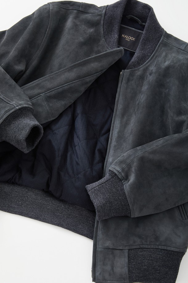 고트 스웨이드 퀼팅 블루종 점퍼 CLJP121은 부드러운 촉감의 고트 스웨이드 소재로 제작되어 가을과 겨울에 따뜻하게 착용할 수 있는 아우터입니다. 캐주얼 스타일의 무지 디자인에 퀼팅 디테일과 립(Rib) 디테일로 포인트를 주었습니다. 레귤러핏으로 제작되었으며, 집업 여밈 방식으로 편안하게 착용 가능합니다. 크롭 기장의 긴소매 디자인으로 다양한 스타일 연출에 활용할 수 있습니다. 그레이 컬러로 출시되었습니다.
