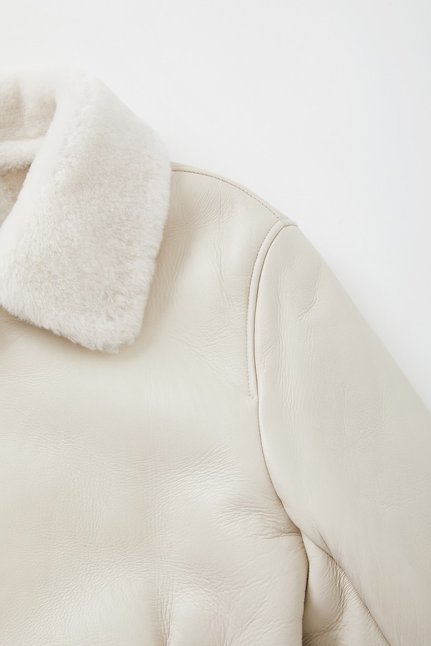 와이어 카라 램스킨 무스탕 CLJP123은 부드러운 램스킨 소재로 제작되어 뛰어난 촉감을 선사합니다. 크롭 기장의 레귤러핏으로 캐주얼하고 베이직한 스타일을 연출하며, 와이어 카라와 립 디테일이 특징입니다. 가을과 겨울에 따뜻하게 착용할 수 있으며, 화이트와 아이보리 두 가지 색상으로 출시되었습니다. 집업 스타일로 편안하게 착용 가능하며, 일상에서 폭넓게 활용하기 좋습니다.
