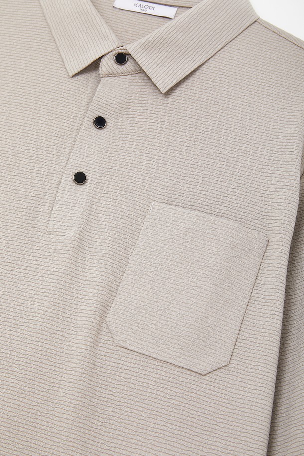 엠보 스트라이프 카라넥 긴팔티 CTEE119는 베이직하면서 캐주얼한 스타일을 연출하는 공용 티셔츠입니다. 봄, 가을에 어울리는 부드러운 면 소재로 제작되었으며, 엠보 스트라이프 패턴이 특징입니다. 레귤러핏에 크롭 기장으로, 데이트룩이나 봄 소풍룩에 적합합니다. 카라넥 디자인과 긴소매로 미니멀, 클래식한 스타일을 완성합니다.
