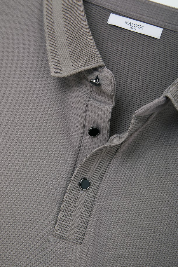 그레이 컬러의 쓰리버튼 스판 카라넥 긴팔티 CTEE120입니다. 부드러운 촉감의 스판 소재로 제작되어 편안한 착용감을 선사합니다. 베이직하고 캐주얼한 스타일로 일상에서 활용하기 좋으며, 봄, 가을 간절기에 적합합니다. 레귤러핏에 긴소매 기장으로 제작되었으며, 3개의 버튼 디테일이 돋보입니다. 미니멀, 캐주얼, 클래식한 스타일을 연출하기 좋습니다.
