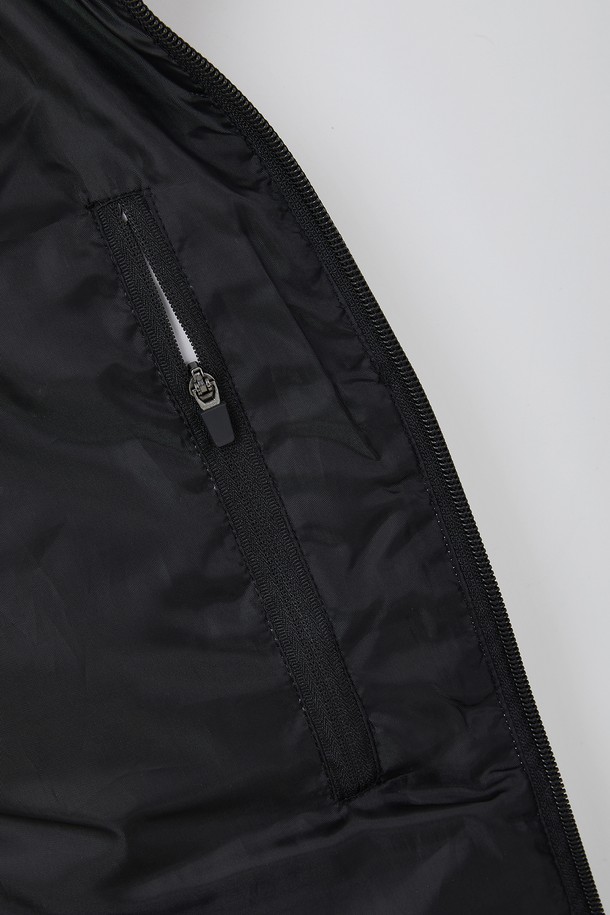 웰론 스트레치 패딩 베스트 CJP147는 겨울철 따뜻함과 스타일을 동시에 만족시키는 공용 패딩 베스트입니다. 부드러운 웰론 소재와 나일론 소재를 사용하여 편안한 착용감을 선사하며, 두꺼운 두께감으로 보온성을 높였습니다. 블랙, 화이트 두 가지 깔끔한 컬러로 출시되어 어떤 옷에도 쉽게 매치할 수 있으며, 캐주얼, 스포티, 미니멀 스타일을 즐겨 입는 분들께 추천합니다. 집업 스타일의 레귤러핏으로 활동성을 높였으며, 스트레치 기능이 있어 편안한 움직임을 보장합니다. 민소매 디자인으로 다양한 레이어드 연출이 가능하며, 일상에서 폭넓게 활용할 수 있습니다.
