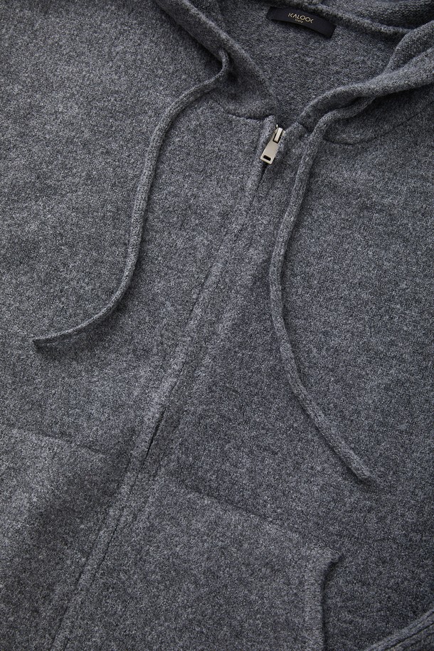 후드 집업 니트 가디건 CKA105는 부드러운 촉감의 니트 소재로 제작되어 가을, 겨울철 따뜻하게 입을 수 있는 남녀 공용 의류입니다. 차콜 그레이 색상의 무지 디자인에 레귤러 핏으로 제작되어 베이직하고 캐주얼한 스타일을 연출합니다. 넉넉한 두께감과 긴 소매 기장으로 보온성을 높였으며, 후드 디자인과 집업 여밈 방식으로 편안하게 착용할 수 있습니다. 일상생활은 물론, 집콕룩이나 캠핑룩으로도 활용 가능하며, 포켓 디테일로 실용성을 더했습니다. 캐주얼, 미니멀, 클래식 스타일을 즐겨 입는 분들께 추천합니다.
