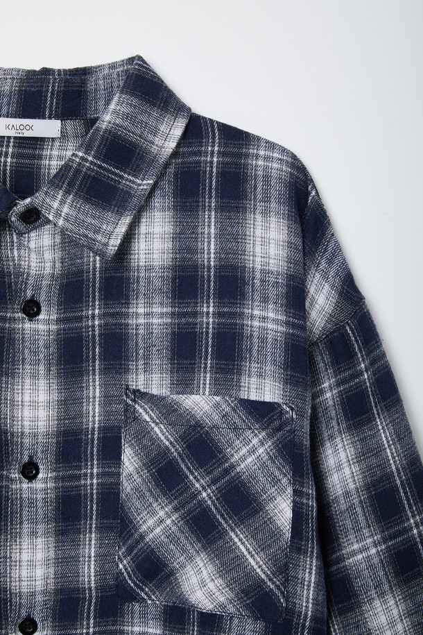 루즈핏 브러쉬 체크 셔츠 CSH107는 블랙과 화이트 컬러의 면 소재로 제작된 남녀 공용 셔츠입니다. 봄, 가을 시즌에 적합하며, 캐주얼 및 베이직 스타일을 연출하기 좋습니다. 루즈핏으로 편안한 착용감을 선사하며, 레귤러 기장의 긴 소매와 카라, 포켓 디테일이 특징입니다. 출근룩과 비즈니스 캐주얼, 캐주얼, 클래식, 미니멀 스타일 모두 소화 가능한 활용도 높은 아이템입니다. 부드러운 촉감의 브러쉬 체크 패턴이 돋보이는 셔츠입니다.
