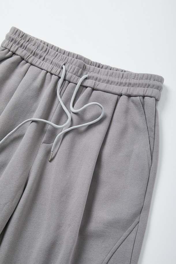 리벳 포인트 밴딩 스웻 팬츠 CPT165는 캐주얼, 스포티, 미니멀 스타일을 모두 아우르는 공용 스웻 팬츠입니다. 그레이 컬러의 무지 디자인으로, 봄, 가을 시즌에 적합하며 일상복으로 편안하게 착용할 수 있습니다. 부드러운 면 소재에 루즈핏으로 제작되어 편안한 착용감을 선사하며, 허리 스트링과 리벳 디테일로 포인트를 더했습니다. 집콕룩, 산책룩, 여행룩 등 다양한 TPO에 활용 가능하며, 밴딩 처리로 활동성을 높였습니다.
