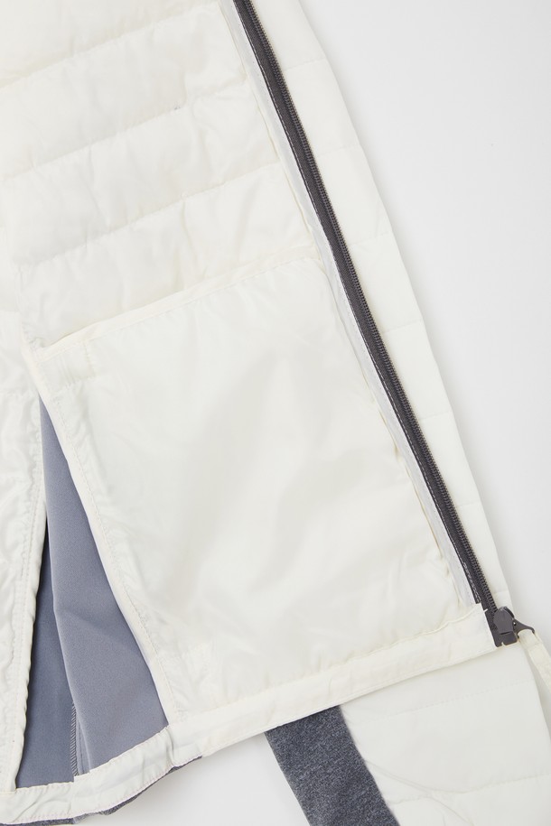 사이드 스판 경량 패딩 점퍼 CJP151는 겨울철 출근룩을 위한 캐주얼, 스포티, 미니멀 스타일의 필수 아이템입니다. 화이트와 그레이 두 가지 색상으로 출시되어 어떤 옷에도 쉽게 매치할 수 있습니다. 얇은 두께감의 경량 패딩으로, 나일론과 폴리에스테르 혼방 소재로 제작되어 부드러운 촉감과 뛰어난 신축성을 자랑합니다. 무지 디자인에 사이드 배색 디테일이 돋보이며, 레귤러핏과 집업 스타일로 편안한 착용감을 선사합니다. 긴 소매 기장의 이 패딩 점퍼는 일상생활에서 폭넓게 활용할 수 있습니다.
